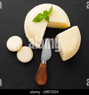 Flachkäse mit Messer Stockfoto