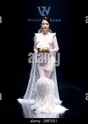 210327 -- PEKING, 27. März 2021 -- Schauspielerin Yan Danchen präsentiert eine Kreation von William Zhang während der China Fashion Week in Peking, Hauptstadt von China, 26. März 2021. CHINA-PEKING-FASHION WEEK CN ChenxJianli PUBLICATIONxNOTxINxCHN Stockfoto