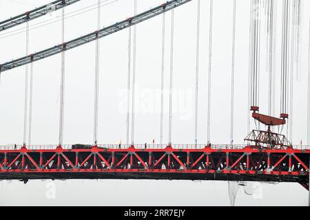 210327 -- GUIDING, 27. März 2021 -- Foto aufgenommen am 27. März 2021 zeigt die Baustelle der Yangbaoshan Grand Bridge im Guiding County in der südwestlichen chinesischen Provinz Guizhou. Mit einer Hauptspannweite von 650 Metern erstreckt sich die große Brücke, die Teil des Guiyang-Huangping Highway ist, über 1.112 Meter. CHINA-GUIZHOU-YANGBAOSHAN BRÜCKENBAU CN YANGXWENBIN PUBLICATIONXNOTXINXCHN Stockfoto