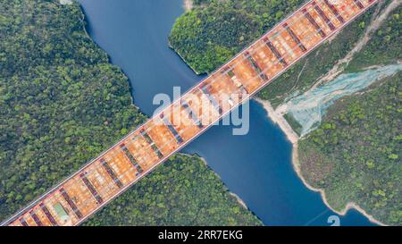 210327 -- GUIDING, 27. März 2021 -- Luftaufnahme aufgenommen am 27. März 2021 zeigt die Baustelle der Yangbaoshan Grand Bridge im Guiding County in der südwestlichen chinesischen Provinz Guizhou. Mit einer Hauptspannweite von 650 Metern erstreckt sich die große Brücke, die Teil des Guiyang-Huangping Highway ist, über 1.112 Meter. CHINA-GUIZHOU-YANGBAOSHAN BRÜCKENBAU CN TAOXLIANG PUBLICATIONXNOTXINXCHN Stockfoto