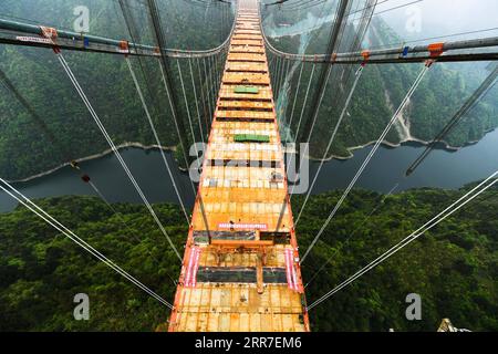 210327 -- GUIDING, 27. März 2021 -- Foto aufgenommen am 27. März 2021 zeigt die Baustelle der Yangbaoshan Grand Bridge im Guiding County in der südwestlichen chinesischen Provinz Guizhou. Mit einer Hauptspannweite von 650 Metern erstreckt sich die große Brücke, die Teil des Guiyang-Huangping Highway ist, über 1.112 Meter. CHINA-GUIZHOU-YANGBAOSHAN BRÜCKENBAU CN YANGXWENBIN PUBLICATIONXNOTXINXCHN Stockfoto