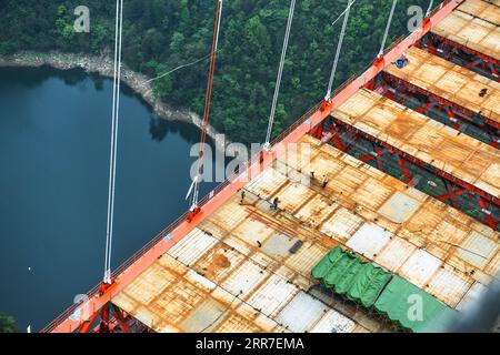 210327 -- GUIDING, 27. März 2021 -- Arbeiter sind beschäftigt auf der Baustelle der Yangbaoshan Grand Bridge im Guiding County, südwestchinesische Provinz Guizhou, 27. März 2021. Mit einer Hauptspannweite von 650 Metern erstreckt sich die große Brücke, die Teil des Guiyang-Huangping Highway ist, über 1.112 Meter. CHINA-GUIZHOU-YANGBAOSHAN BRÜCKENBAU CN YANGXWENBIN PUBLICATIONXNOTXINXCHN Stockfoto