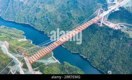 210327 -- GUIDING, 27. März 2021 -- Luftaufnahme aufgenommen am 27. März 2021 zeigt die Baustelle der Yangbaoshan Grand Bridge im Guiding County in der südwestlichen chinesischen Provinz Guizhou. Mit einer Hauptspannweite von 650 Metern erstreckt sich die große Brücke, die Teil des Guiyang-Huangping Highway ist, über 1.112 Meter. CHINA-GUIZHOU-YANGBAOSHAN BRÜCKENBAU CN TAOXLIANG PUBLICATIONXNOTXINXCHN Stockfoto