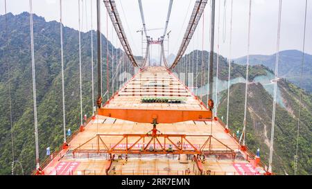 210327 -- GUIDING, 27. März 2021 -- Luftaufnahme aufgenommen am 27. März 2021 zeigt die Baustelle der Yangbaoshan Grand Bridge im Guiding County in der südwestlichen chinesischen Provinz Guizhou. Mit einer Hauptspannweite von 650 Metern erstreckt sich die große Brücke, die Teil des Guiyang-Huangping Highway ist, über 1.112 Meter. CHINA-GUIZHOU-YANGBAOSHAN BRÜCKENBAU CN TAOXLIANG PUBLICATIONXNOTXINXCHN Stockfoto