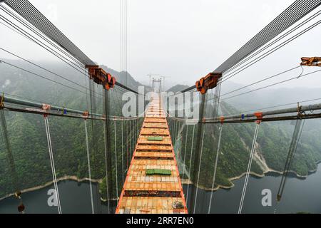 210327 -- GUIDING, 27. März 2021 -- Foto aufgenommen am 27. März 2021 zeigt die Baustelle der Yangbaoshan Grand Bridge im Guiding County in der südwestlichen chinesischen Provinz Guizhou. Mit einer Hauptspannweite von 650 Metern erstreckt sich die große Brücke, die Teil des Guiyang-Huangping Highway ist, über 1.112 Meter. CHINA-GUIZHOU-YANGBAOSHAN BRÜCKENBAU CN YANGXWENBIN PUBLICATIONXNOTXINXCHN Stockfoto