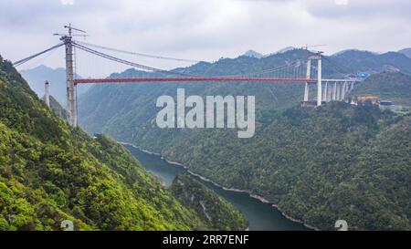 210327 -- GUIDING, 27. März 2021 -- Luftaufnahme aufgenommen am 27. März 2021 zeigt die Baustelle der Yangbaoshan Grand Bridge im Guiding County in der südwestlichen chinesischen Provinz Guizhou. Mit einer Hauptspannweite von 650 Metern erstreckt sich die große Brücke, die Teil des Guiyang-Huangping Highway ist, über 1.112 Meter. CHINA-GUIZHOU-YANGBAOSHAN BRÜCKENBAU CN TAOXLIANG PUBLICATIONXNOTXINXCHN Stockfoto