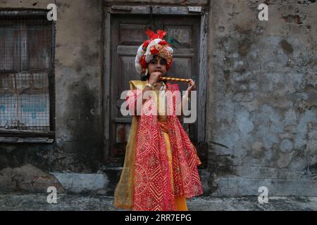 Kalkutta, Westbengalen, Indien. September 2023. Indisches Kind, das sich als der hinduistische Gott Lord Krishna verkleidet hat, während eines Wettbewerbs während der Feierlichkeiten zum Janmashtami-Festival in einem Tempel in Kalkutta. Das Hindu-Festival Janmashtami, das am 6. September 2023 stattfindet, ist die Geburtsstunde des hinduistischen Gottes Lord Krishna. Krishna Janmashtami ist eines der beliebtesten Festivals, das von Hindus in Indien und anderen Ländern gefeiert wird. (Bild: © Dipa Chakraborty/Pacific Press via ZUMA Press Wire) NUR REDAKTIONELLE VERWENDUNG! Nicht für kommerzielle ZWECKE! Stockfoto