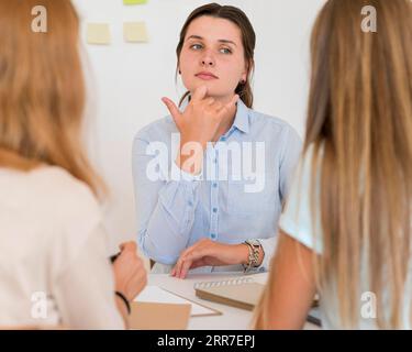 Frau, die andere Menschen Gebärdensprache unterrichtet Stockfoto