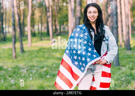 Junge Frau mit Flagge usa bedeckt Stockfoto