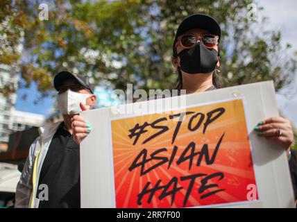 210327 -- AUCKLAND, 27. März 2021 -- Menschen sammeln sich für die Stop Asian Hate Movement in Auckland, Neuseeland, 27. März 2021. Hunderte von Menschen versammelten sich auf dem Aotea Square in Auckland CBD, um ihren Zorn gegen den Rassismus gegenüber Asiaten in den Vereinigten Staaten und Neuseeland zu äußern, bevor sie entlang der Queen Street marschierten. Foto von /Xinhua NEW ZEALAND-AUCKLAND-ANTI-ASIAN HATE-PROTEST ZhaoxGang PUBLICATIONxNOTxINxCHN Stockfoto