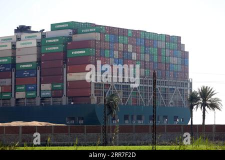 210327 -- SUEZ CANAL EGYPT, 27. März 2021 -- Foto aufgenommen am 27. März 2021 zeigt das festgefahrene Containerschiff, das jemals auf dem Suez-Kanal in Ägypten eingesetzt wurde. Mindestens 321 Schiffe sind derzeit um den Suez-Kanal gestaut und warten auf die Rettung des riesigen Containerschiffs, das seit Dienstag feststeckt und die lebenswichtige Wasserstraße blockiert, sagte Osama Rabie, Vorsitzende der Suez Canal Authority SCA, am Samstag. ÄGYPTEN-SUEZ-KANAL-FESTGEFAHRENES CONTAINERSCHIFF AHMEDXGOMAA PUBLICATIONXNOTXINXCHN Stockfoto