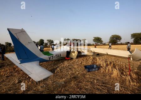 210327 -- BHOPAL INDIA, 27. März 2021 -- Menschen arbeiten am Absturzort eines Trainerflugzeugs in der Nähe von Bhopal, der Hauptstadt des Bundesstaates Madhya Pradesh, Zentralindien, am 27. März 2021. Drei Piloten wurden verletzt, nachdem ihr Flugzeug hier am Samstag abstürzte, sagten lokale Medienberichte. STR/Xinhua INDIA-BHOPAL-TRAINER FLUGZEUGABSTURZ Stringer PUBLICATIONxNOTxINxCHN Stockfoto