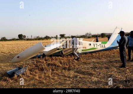 210327 -- BHOPAL INDIA, 27. März 2021 -- Menschen arbeiten am Absturzort eines Trainerflugzeugs in der Nähe von Bhopal, der Hauptstadt des Bundesstaates Madhya Pradesh, Zentralindien, am 27. März 2021. Drei Piloten wurden verletzt, nachdem ihr Flugzeug hier am Samstag abstürzte, sagten lokale Medienberichte. STR/Xinhua INDIA-BHOPAL-TRAINER FLUGZEUGABSTURZ Stringer PUBLICATIONxNOTxINxCHN Stockfoto