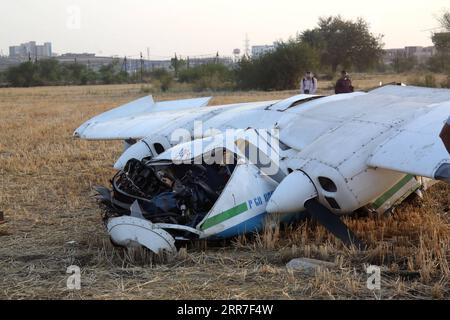 210327 -- BHOPAL INDIA, 27. März 2021 -- Menschen arbeiten am Absturzort eines Trainerflugzeugs in der Nähe von Bhopal, der Hauptstadt des Bundesstaates Madhya Pradesh, Zentralindien, am 27. März 2021. Drei Piloten wurden verletzt, nachdem ihr Flugzeug hier am Samstag abstürzte, sagten lokale Medienberichte. STR/Xinhua INDIA-BHOPAL-TRAINER FLUGZEUGABSTURZ Stringer PUBLICATIONxNOTxINxCHN Stockfoto