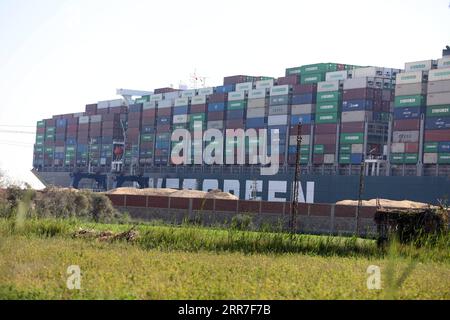 210327 -- SUEZ CANAL EGYPT, 27. März 2021 -- Foto aufgenommen am 27. März 2021 zeigt das festgefahrene Containerschiff, das jemals auf dem Suez-Kanal in Ägypten eingesetzt wurde. Mindestens 321 Schiffe sind derzeit um den Suez-Kanal gestaut und warten auf die Rettung des riesigen Containerschiffs, das seit Dienstag feststeckt und die lebenswichtige Wasserstraße blockiert, sagte Osama Rabie, Vorsitzende der Suez Canal Authority SCA, am Samstag. ÄGYPTEN-SUEZ-KANAL-FESTGEFAHRENES CONTAINERSCHIFF AHMEDXGOMAA PUBLICATIONXNOTXINXCHN Stockfoto