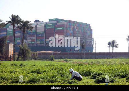 210327 -- SUEZ CANAL EGYPT, 27. März 2021 -- Foto aufgenommen am 27. März 2021 zeigt das festgefahrene Containerschiff, das jemals auf dem Suez-Kanal in Ägypten eingesetzt wurde. Mindestens 321 Schiffe sind derzeit um den Suez-Kanal gestaut und warten auf die Rettung des riesigen Containerschiffs, das seit Dienstag feststeckt und die lebenswichtige Wasserstraße blockiert, sagte Osama Rabie, Vorsitzende der Suez Canal Authority SCA, am Samstag. ÄGYPTEN-SUEZ-KANAL-FESTGEFAHRENES CONTAINERSCHIFF AHMEDXGOMAA PUBLICATIONXNOTXINXCHN Stockfoto