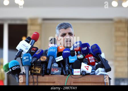 News Bilder des Tages 210327 -- SUEZ EGYPT, 27. März 2021 -- Osama Rabie, Vorsitzender der Suez Canal Authority SCA, spricht während einer Pressekonferenz über das festgefahrene Containerschiff, das jemals in der Provinz Suez, Ägypten, am 27. März 2021 gegeben wurde. Mindestens 321 Schiffe sind derzeit um den ägyptischen Suez-Kanal gestaut und warten auf die Rettung des riesigen Containerschiffs, das seit Dienstag feststeckt und die lebenswichtige Wasserstraße blockiert, sagte Osama Rabie am Samstag. Er wies darauf hin, dass 14 Schleppboote arbeiten, um jemals aus allen Richtungen gegeben zu retten. EGYPT-SUEZ-SUEZ-KANAL-FESTSITZENDER CONTAINERSCHIFF-BERGUNG Stockfoto