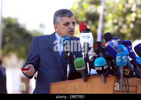 210327 -- SUEZ EGYPT, 27. März 2021 -- Osama Rabie, Vorsitzender der Suez Canal Authority SCA, spricht während einer Pressekonferenz über das festgefahrene Containerschiff, das jemals in der Provinz Suez, Ägypten, am 27. März 2021 gegeben wurde. Mindestens 321 Schiffe sind derzeit um den ägyptischen Suez-Kanal gestaut und warten auf die Rettung des riesigen Containerschiffs, das seit Dienstag feststeckt und die lebenswichtige Wasserstraße blockiert, sagte Osama Rabie am Samstag. Er wies darauf hin, dass 14 Schleppboote arbeiten, um jemals aus allen Richtungen gegeben zu retten. EGYPT-SUEZ-SUEZ-CANAL-STUCK CONTAINER SHIP-SALVAGE AHMEDXGOMAA PUBLICATI Stockfoto