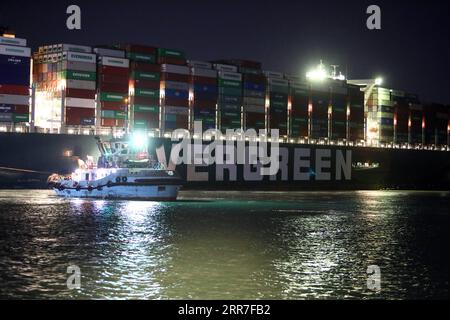 210327 -- SUEZ CANAL EGYPT, 27. März 2021 -- Ein Rettungsschiff arbeitet am Standort des festgefahrenen Containerschiffes, das jemals am 27. März 2021 auf dem Suez-Kanal in Ägypten eingesetzt wurde. Mindestens 321 Schiffe sind derzeit um den Suez-Kanal gestaut und warten auf die Rettung des riesigen Containerschiffs, das seit Dienstag feststeckt und die lebenswichtige Wasserstraße blockiert, sagte Osama Rabie, Vorsitzende der Suez Canal Authority SCA, am Samstag. Er wies darauf hin, dass 14 Schleppboote arbeiten, um jemals aus allen Richtungen gegeben zu retten. EGYPT-SUEZ CANAL-STUCK CONTAINER SHIP-SALVAGE AHMEDXGOMAA PUBLICATIONXNOTXINXCHN Stockfoto