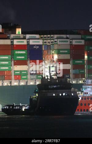 210327 -- SUEZ CANAL EGYPT, 27. März 2021 -- Rettungsschiffe arbeiten am Standort des festgefahrenen Containerschiffs, das jemals am 27. März 2021 auf dem Suez Canal in Ägypten eingesetzt wurde. Mindestens 321 Schiffe sind derzeit um den Suez-Kanal gestaut und warten auf die Rettung des riesigen Containerschiffs, das seit Dienstag feststeckt und die lebenswichtige Wasserstraße blockiert, sagte Osama Rabie, Vorsitzende der Suez Canal Authority SCA, am Samstag. Er wies darauf hin, dass 14 Schleppboote arbeiten, um jemals aus allen Richtungen gegeben zu retten. EGYPT-SUEZ CANAL-STUCK CONTAINER SHIP-SALVAGE AHMEDXGOMAA PUBLICATIONXNOTXINXCHN Stockfoto