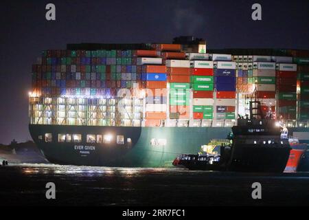 210327 -- SUEZ CANAL EGYPT, 27. März 2021 -- Rettungsschiffe arbeiten am Standort des festgefahrenen Containerschiffs, das jemals am 27. März 2021 auf dem Suez Canal in Ägypten eingesetzt wurde. Mindestens 321 Schiffe sind derzeit um den Suez-Kanal gestaut und warten auf die Rettung des riesigen Containerschiffs, das seit Dienstag feststeckt und die lebenswichtige Wasserstraße blockiert, sagte Osama Rabie, Vorsitzende der Suez Canal Authority SCA, am Samstag. Er wies darauf hin, dass 14 Schleppboote arbeiten, um jemals aus allen Richtungen gegeben zu retten. EGYPT-SUEZ CANAL-STUCK CONTAINER SHIP-SALVAGE AHMEDXGOMAA PUBLICATIONXNOTXINXCHN Stockfoto