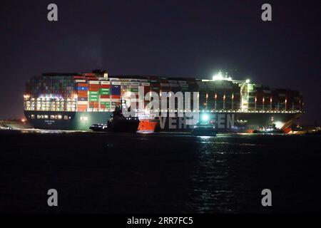 210327 -- SUEZ CANAL EGYPT, 27. März 2021 -- Rettungsschiffe arbeiten am Standort des festgefahrenen Containerschiffs, das jemals am 27. März 2021 auf dem Suez Canal in Ägypten eingesetzt wurde. Mindestens 321 Schiffe sind derzeit um den Suez-Kanal gestaut und warten auf die Rettung des riesigen Containerschiffs, das seit Dienstag feststeckt und die lebenswichtige Wasserstraße blockiert, sagte Osama Rabie, Vorsitzende der Suez Canal Authority SCA, am Samstag. Er wies darauf hin, dass 14 Schleppboote arbeiten, um jemals aus allen Richtungen gegeben zu retten. EGYPT-SUEZ CANAL-STUCK CONTAINER SHIP-SALVAGE AHMEDXGOMAA PUBLICATIONXNOTXINXCHN Stockfoto