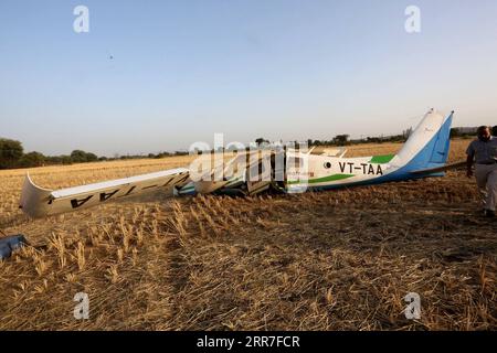 210327 -- BHOPAL INDIA, 27. März 2021 -- Menschen arbeiten am Absturzort eines Trainerflugzeugs in der Nähe von Bhopal, der Hauptstadt des Bundesstaates Madhya Pradesh, Zentralindien, am 27. März 2021. Drei Piloten wurden verletzt, nachdem ihr Flugzeug hier am Samstag abstürzte, sagten lokale Medienberichte. STR/Xinhua INDIA-BHOPAL-TRAINER FLUGZEUGABSTURZ Stringer PUBLICATIONxNOTxINxCHN Stockfoto