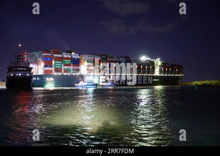 210327 -- SUEZ CANAL EGYPT, 27. März 2021 -- Rettungsschiffe arbeiten am Standort des festgefahrenen Containerschiffs, das jemals am 27. März 2021 auf dem Suez Canal in Ägypten eingesetzt wurde. Mindestens 321 Schiffe sind derzeit um den Suez-Kanal gestaut und warten auf die Rettung des riesigen Containerschiffs, das seit Dienstag feststeckt und die lebenswichtige Wasserstraße blockiert, sagte Osama Rabie, Vorsitzende der Suez Canal Authority SCA, am Samstag. Er wies darauf hin, dass 14 Schleppboote arbeiten, um jemals aus allen Richtungen gegeben zu retten. EGYPT-SUEZ CANAL-STUCK CONTAINER SHIP-SALVAGE AHMEDXGOMAA PUBLICATIONXNOTXINXCHN Stockfoto