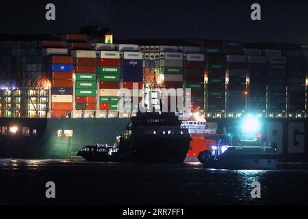 210327 -- SUEZ CANAL EGYPT, 27. März 2021 -- Rettungsschiffe arbeiten am Standort des festgefahrenen Containerschiffs, das jemals am 27. März 2021 auf dem Suez Canal in Ägypten eingesetzt wurde. Mindestens 321 Schiffe sind derzeit um den Suez-Kanal gestaut und warten auf die Rettung des riesigen Containerschiffs, das seit Dienstag feststeckt und die lebenswichtige Wasserstraße blockiert, sagte Osama Rabie, Vorsitzende der Suez Canal Authority SCA, am Samstag. Er wies darauf hin, dass 14 Schleppboote arbeiten, um jemals aus allen Richtungen gegeben zu retten. EGYPT-SUEZ CANAL-STUCK CONTAINER SHIP-SALVAGE AHMEDXGOMAA PUBLICATIONXNOTXINXCHN Stockfoto