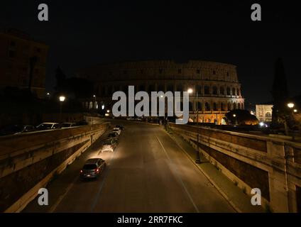 News Bilder des Tages 210328 -- ROM, 28. März 2021 -- das Kolosseum schaltet die Lichter aus, um die Earth Hour in Rom, Italien, 27. März 2021 zu markieren. Die diesjährige Veranstaltung beleuchtet den gefährlichen Zustand des Planeten und fordert Einzelpersonen, Führungskräfte und Umweltschützer auf, die Natur auf den Weg der Erholung zu bringen. Foto von /Xinhua ITALY-ROME-EARTH HOUR AlbertoxLingria PUBLICATIONxNOTxINxCHN Stockfoto