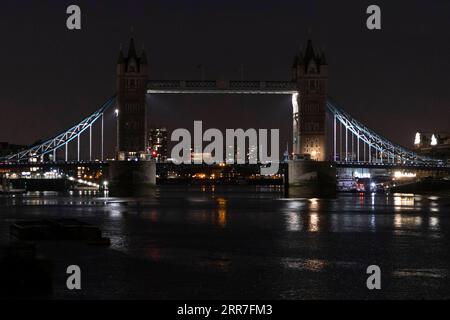 News Bilder des Tages 210328 -- LONDON, 28. März 2021 -- Foto aufgenommen am 27. März 2021 zeigt Tower Bridge mit ausgeschalteten Lichtern während der Earth Hour in London, Großbritannien. Während die Lichter auf der ganzen Welt um 20:30 Uhr Ortszeit am Samstag zur Earth Hour 2021 abschalten, ruft World Wildlife Fund WWF International zu dringenden Maßnahmen auf, um die Flut zu verringern und eine Natur-positive Welt bis 2030 zu sichern. Foto von /Xinhua BRITAIN-LONDON-EARTH HOUR RayxTang PUBLICATIONxNOTxINxCHN Stockfoto