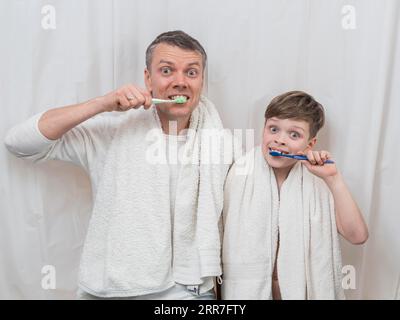 Der Vatertag, der die Zähne putzt Stockfoto
