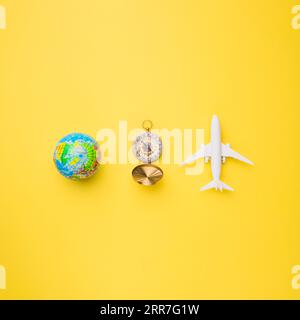 Globe Compass Spielzeugflugzeug Stockfoto