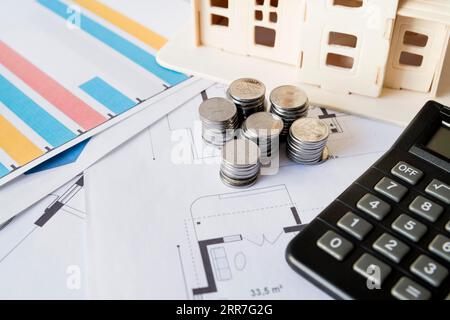 Diagramm Stapel Münzen Taschenrechner Haus Modell Blueprint Stockfoto