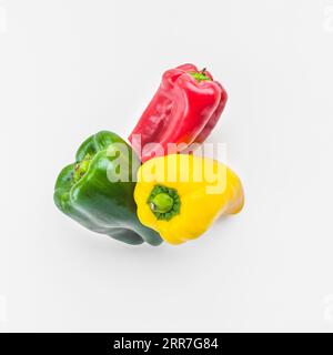 Hoher Blickwinkel grüne gelbe rote Paprikaschoten weißer Hintergrund Stockfoto