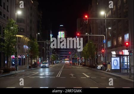 210328 -- MADRID, 28. März 2021 -- Foto aufgenommen am 27. März 2021 zeigt eine leere Straße in Madrid, Spanien. Angesichts der Bedrohung durch eine vierte Welle der COVID-19-Pandemie und in Erwartung einer größeren Mobilität der Bürger während der Karwoche haben die Regierung und die autonomen Gemeinschaften vereinbart, von März 26 bis zum 9. April eine Reihe von Beschränkungen einzuführen. Foto von /Xinhua SPAIN-MADRID-CURFEW-HOLY WEEK GustavoxValiente PUBLICATIONxNOTxINxCHN Stockfoto