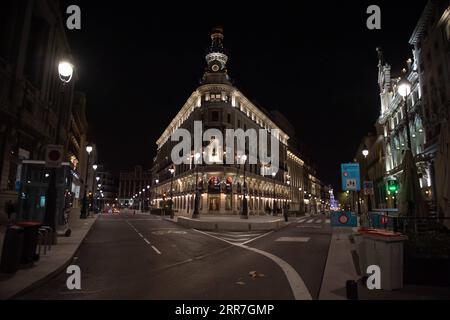 210328 -- MADRID, 28. März 2021 -- Foto aufgenommen am 27. März 2021 zeigt eine leere Straße in Madrid, Spanien. Angesichts der Bedrohung durch eine vierte Welle der COVID-19-Pandemie und in Erwartung einer größeren Mobilität der Bürger während der Karwoche haben die Regierung und die autonomen Gemeinschaften vereinbart, von März 26 bis zum 9. April eine Reihe von Beschränkungen einzuführen. Foto von /Xinhua SPAIN-MADRID-CURFEW-HOLY WEEK GustavoxValiente PUBLICATIONxNOTxINxCHN Stockfoto