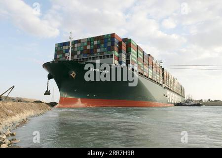 Bilder des Jahres 2021, News 03 März 210329 -- KAIRO, 29. März 2021 -- Rettungsschiffe arbeiten am Standort des festgefahrenen Containerschiffs, das jemals auf dem Suez-Kanal, Ägypten, am 28. März 2021, ausgestellt wurde. Das gewaltige Containerschiff, das jemals gegeben wurde, wurde erfolgreich wieder in Betrieb genommen, nachdem es fast eine Woche lang im Suez-Kanal gestrandet war, sagte das ägyptische SCA am Montag. /Handout über Xinhua EGYPT-SUEZ CANAL-STUCK CONTAINER SHIP-REFLOATING SuezxCanalxAuthority PUBLICATIONxNOTxINxCHN Stockfoto