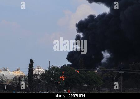 210329 -- INDRAMAYU, 29. März 2021 -- starke Rauchentwicklung und massiver Brandanstieg aus einer Ölraffinerie des staatlichen Öl- und Gasunternehmens PT Pertamina in Balongan, Indramayu, West Java, Indonesien, am 29. März, 2021. drei Menschen wurden vermisst und 19 weitere wurden verletzt, fünf davon erlitten schwere Verletzungen, und fast 1.000 Bewohner in der Nähe wurden nach einem massiven Brand in einer Ölraffinerie in der indonesischen Provinz West Java nach Mitternacht evakuiert, sagten Beamte. Foto: /Xinhua INDONESIA-INDRAMAYU-OIL REFINERY-FIRE Wiralodra PUBLICATIONxNOTxINxCHN Stockfoto