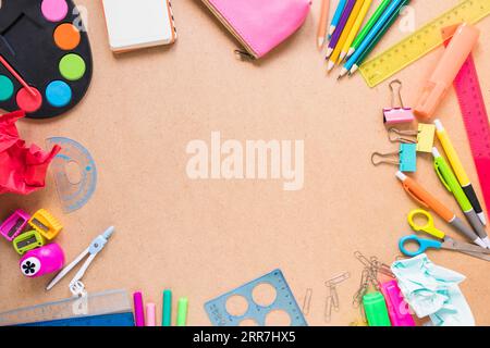 Grenze aus Schulbedarf Stockfoto