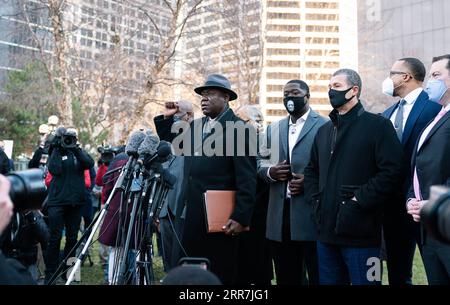 210330 -- WASHINGTON, 30. März 2021 -- Bürgerrechtsanwalt Ben Crump Front spricht auf einer Pressekonferenz vor dem Gericht in Minneapolis, Minnesota, USA, 29. März 2021. Der Mordprozess gegen den ehemaligen Polizisten Derek Chauvin, der wegen Mordes an dem afroamerikanischen George Floyd Ende Mai letzten Jahres angeklagt wurde, wurde am Montag offiziell in Minneapolis, Minnesota, eingeleitet. Foto von /Xinhua U.S.-MINNEAPOLIS-GEORGE FLOYD-TRIAL BenxBrewer PUBLICATIONxNOTxINxCHN Stockfoto