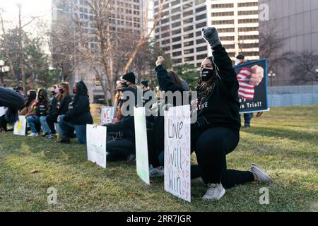 210330 -- WASHINGTON, 30. März 2021 -- Menschen protestieren vor dem Gericht in Minneapolis, Minnesota, USA, 29. März 2021. Der Mordprozess gegen den ehemaligen Polizisten Derek Chauvin, der wegen Mordes an dem afroamerikanischen George Floyd Ende Mai letzten Jahres angeklagt wurde, wurde am Montag offiziell in Minneapolis, Minnesota, eingeleitet. Foto von /Xinhua U.S.-MINNEAPOLIS-GEORGE FLOYD-TRIAL BenxBrewer PUBLICATIONxNOTxINxCHN Stockfoto