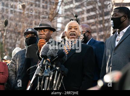 210330 -- WASHINGTON, 30. März 2021 -- US-Bürgerrechtler Al Sharpton C, Front spricht auf einer Pressekonferenz vor dem Gericht in Minneapolis, Minnesota, USA, 29. März 2021. Der Mordprozess gegen den ehemaligen Polizisten Derek Chauvin, der wegen Mordes an dem afroamerikanischen George Floyd Ende Mai letzten Jahres angeklagt wurde, wurde am Montag offiziell in Minneapolis, Minnesota, eingeleitet. Foto von /Xinhua U.S.-MINNEAPOLIS-GEORGE FLOYD-TRIAL BenxBrewer PUBLICATIONxNOTxINxCHN Stockfoto