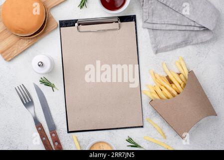 Hamburger Pommes frites mit Klemmbrett Stockfoto