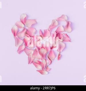Herzform aus Rosenblüten Stockfoto