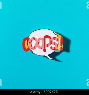 Pop-Art-Comic-Design mit blauer Sprechblase im Hintergrund Stockfoto