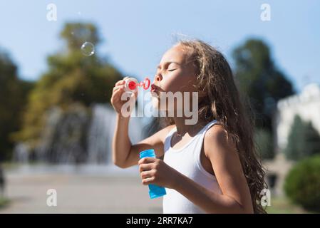 Seitenansicht Mädchen bläst Blasen Stockfoto