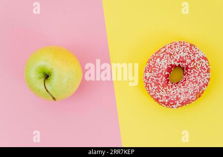 Blick auf Donut vs. Obst von oben Stockfoto