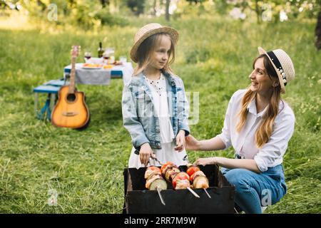 Familie macht Barbecue Natur 3 Stockfoto