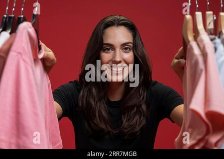 Vorderansicht der Frau, die durch die Kleidung schaut Stockfoto